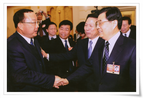 在十一屆全國人大會議上，時任中共中央總書記胡錦濤親切接見集團創始人劉慶年